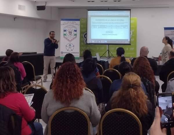 instructores  en capacitacion de lengua de señas argentina