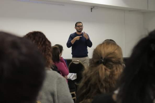 instructores  en capacitacion de lengua de señas argentina