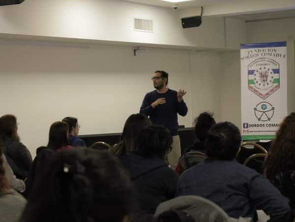 instructores  en capacitacion de lengua de señas argentina