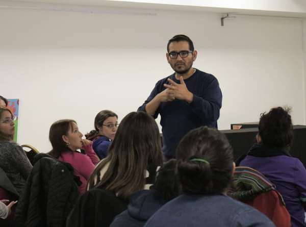 instructores  en capacitacion de lengua de señas argentina